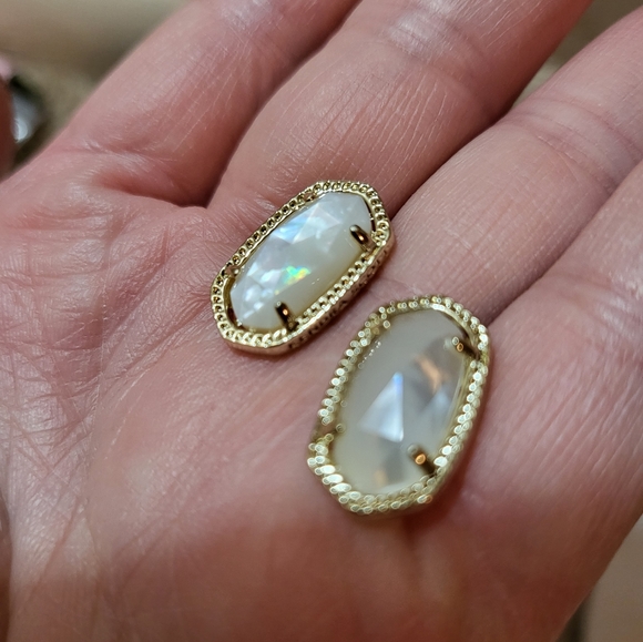 **** SOLD ***** Kendra Scott Gold Stud Earrings in Ivory Pearl - Picture 8 of 10